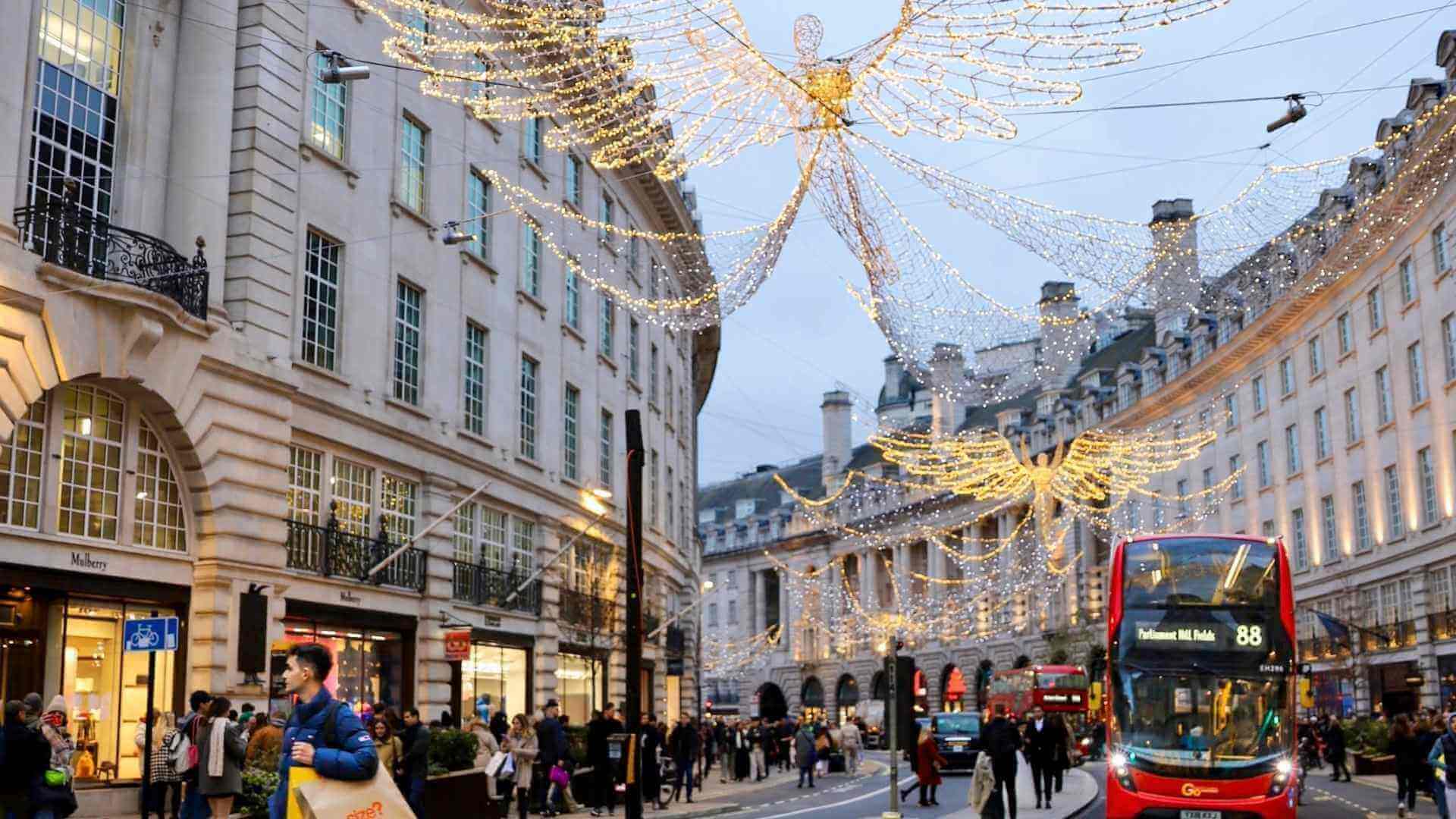 Julelys p&aring; Regent Street i London med lysende engler og r&oslash;d dobbealtdekkerbuss