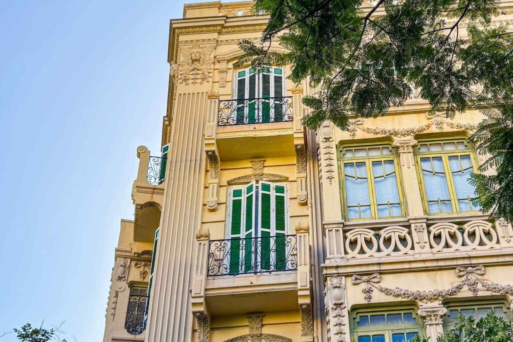 Art nouveau-arkitektur med dekorative fasader.