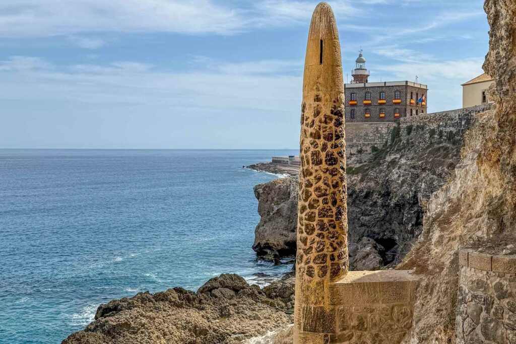 Melilla la Vieja med historiske festningsverk langs Middelhavet