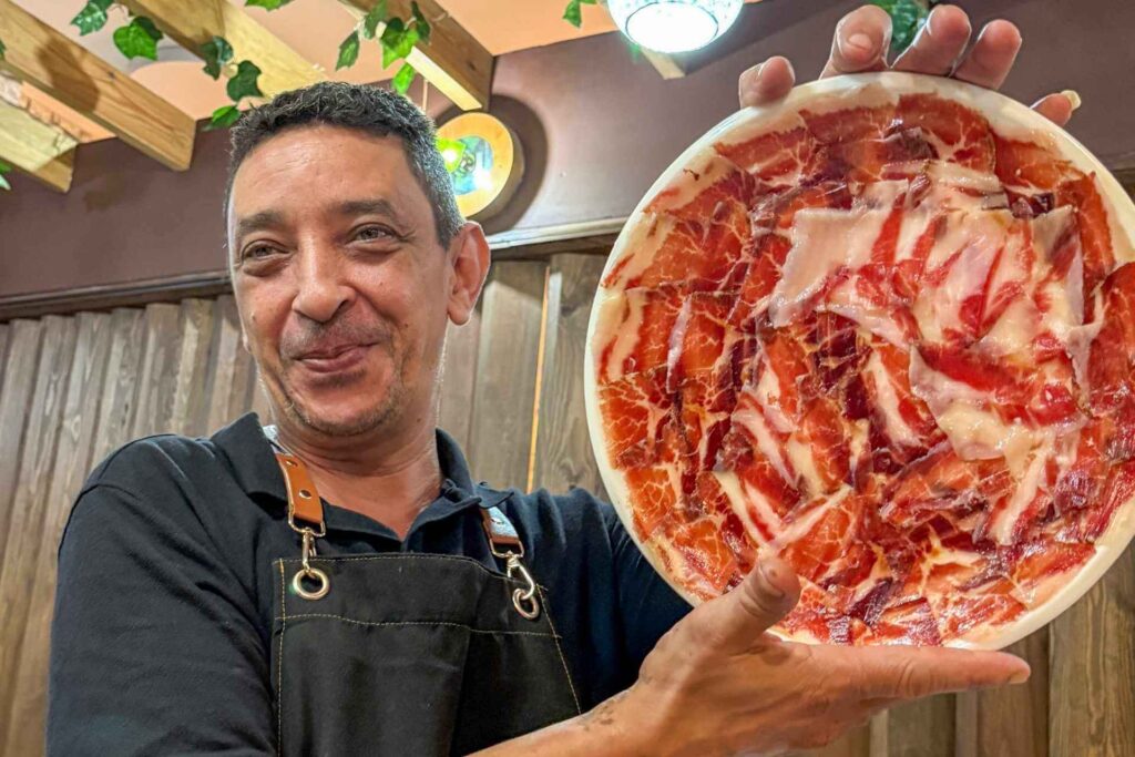 Spansk skinke og tapas. Maten er  p&aring;virket av Middelhavet og n&aelig;rheten til Spania.