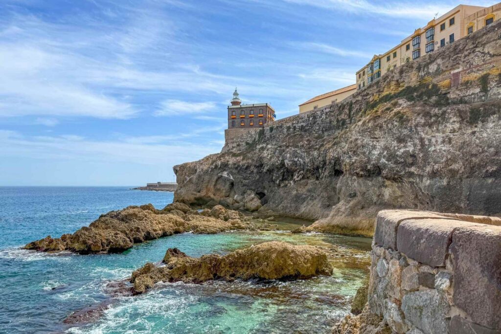 Utsikt over Middelhavet og klippene i Melilla, en spansk enklave i Nord-Afrika.