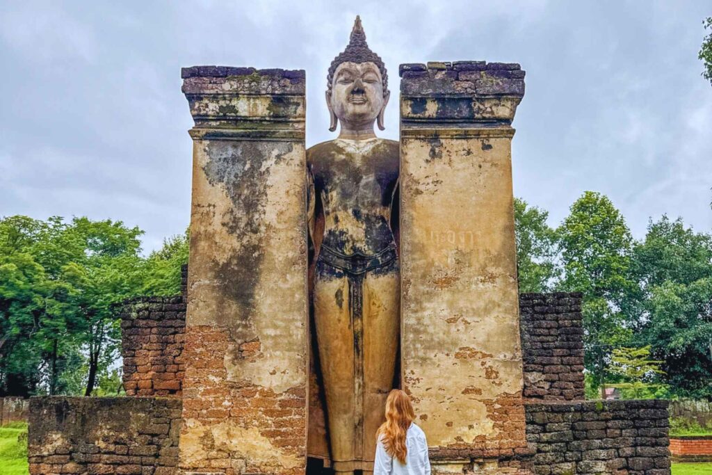 G&aring;ende Buddha-statue i Si Satchanalai, et symbol p&aring; landets spirituelle og historiske arv.