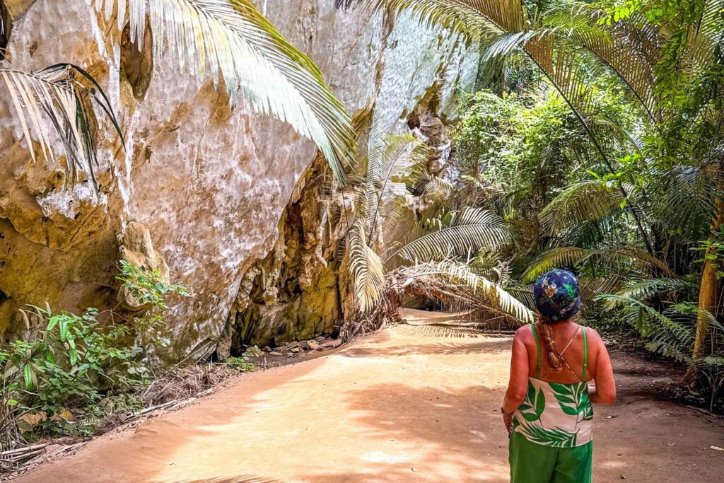 Vandring gjennom frodig landskap og kalksteinsklipper i Thailand, et m&oslash;te med landets naturlige og kulturelle arv.