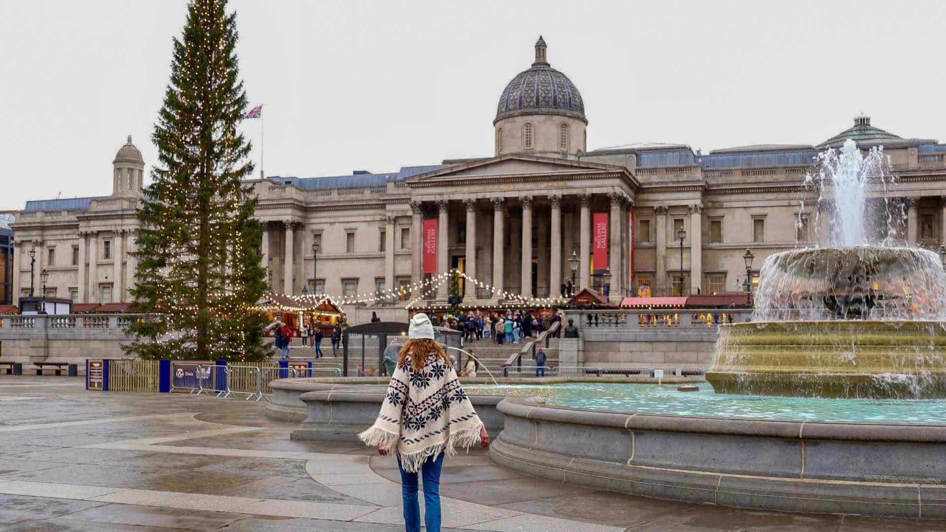 Juletreet p&aring; Trafalgar Square i London foran National Gallery. 