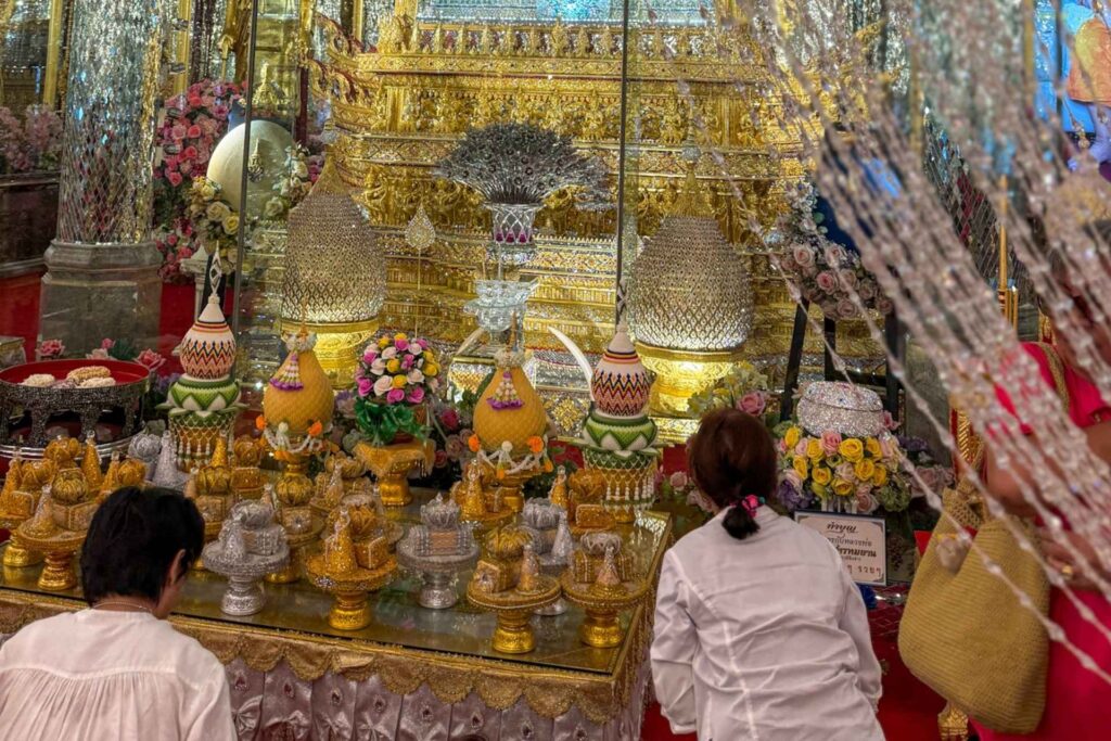 Seremoni inne i Wat Tha Sung, ogs&aring; kjent som Crystal Temple, i Uthai Thani i Thailand.
