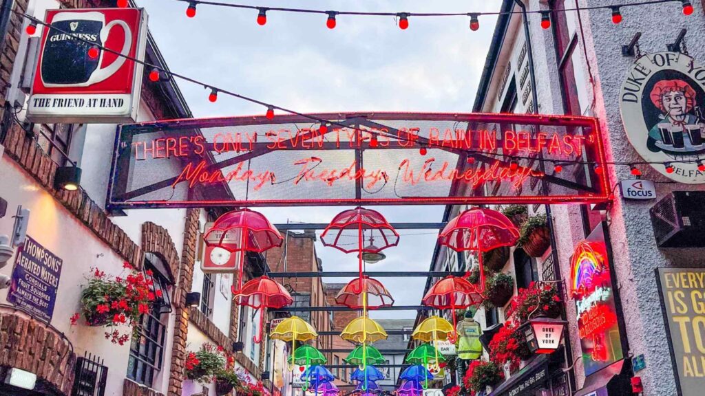 Fargerik pubgate i Belfast med utesteder og liv