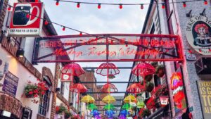 Fargerik pubgate i Belfast med utesteder og liv