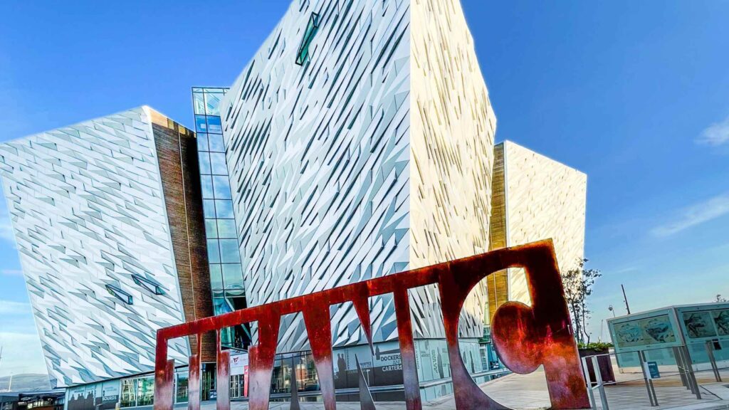 Titanic Belfast-museet bygget p&aring; skipsverftets historie