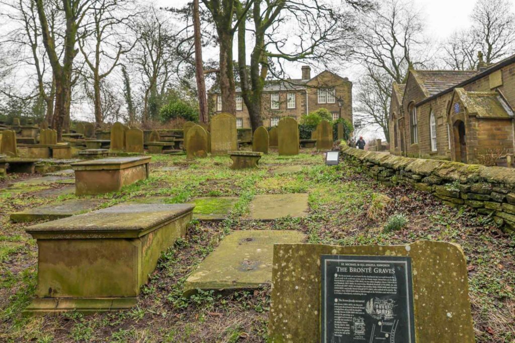 The Bronte Graves i Haworth Yorkshire. Bilde fra kirkeg&aring;rden familien er gravlagt i bakgrunnen huset de bodde i. 