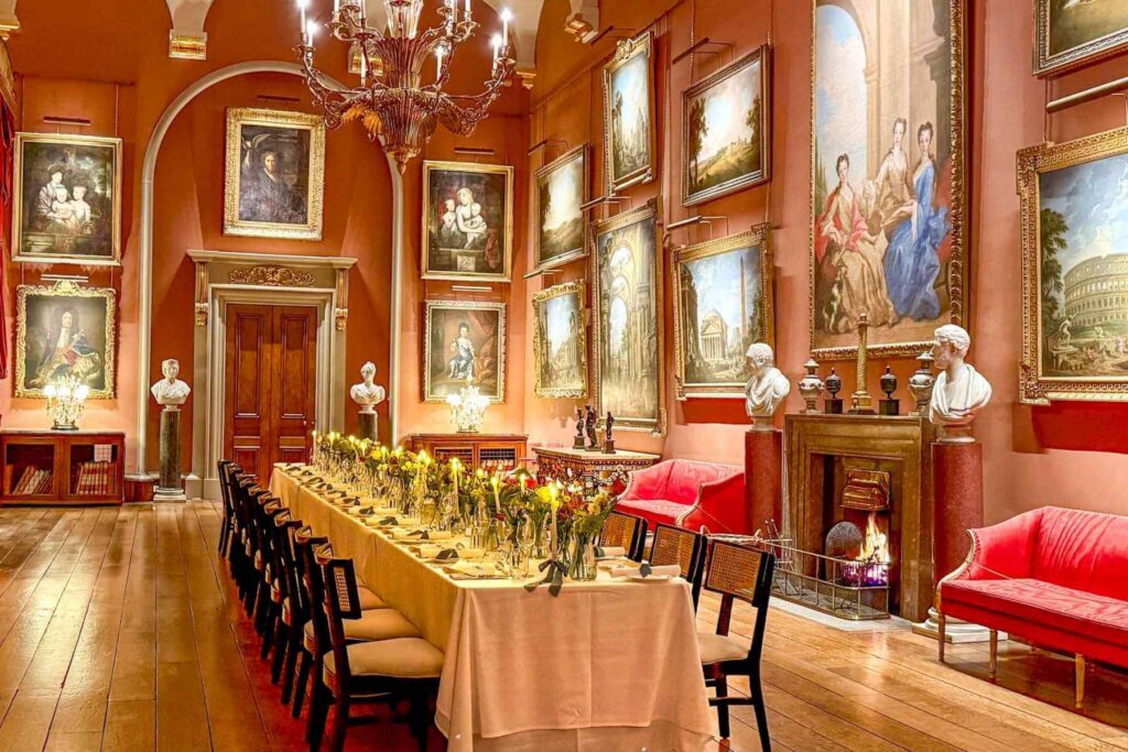Castle Howard festbord dekket i sal full av malerier og byster. 