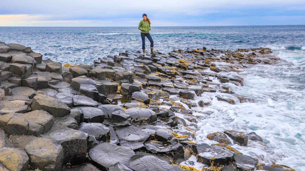 Giant&rsquo;s Causeway i Nord-Irland med vulkanske steins&oslash;yler
