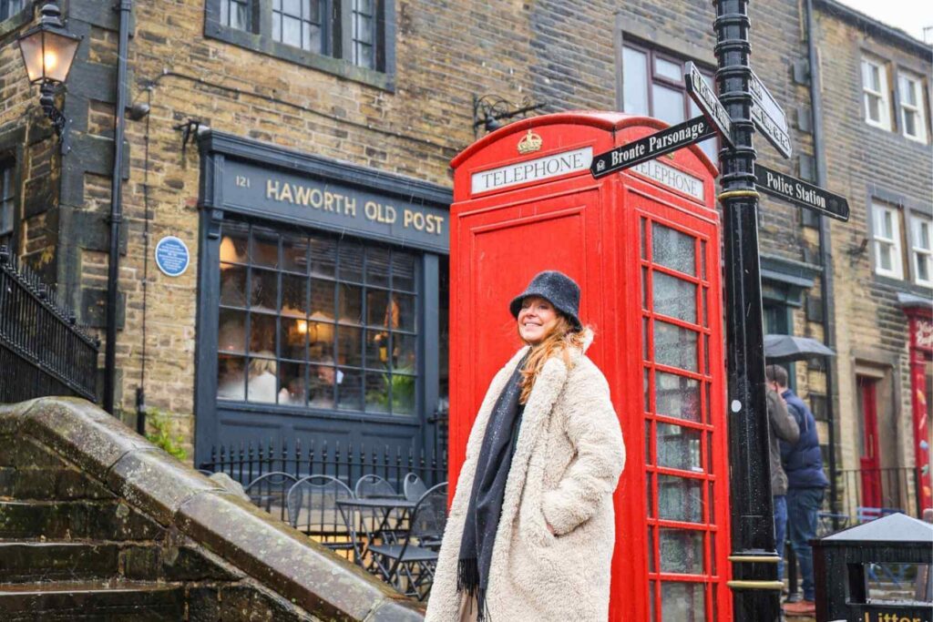 Haworth Old Post Office nå et hyggelig spisested. Dame og rød telefonkiosk.