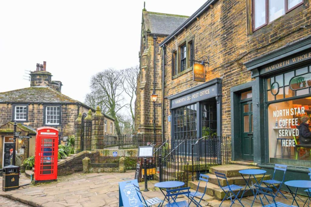 Kirken, puben og Haworth Old Post Office i Yorkshire, tidligere postkontoret der Bront&euml;-s&oslash;strene sendte manuskriptene sine

