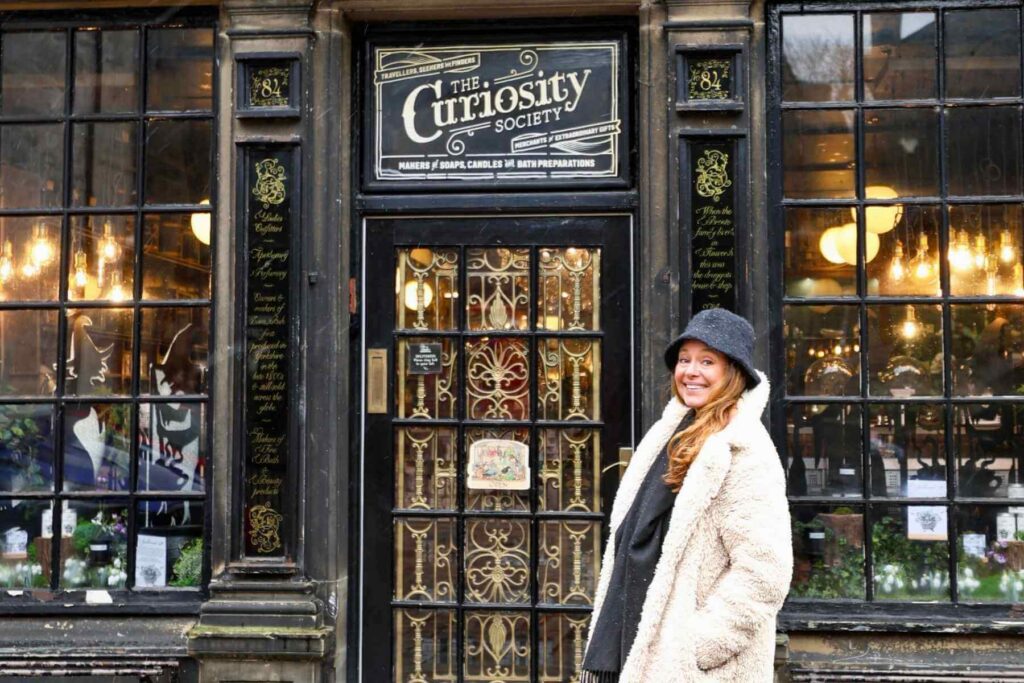 Main Street i Haworth i Yorkshire er full av hyggelige sm&aring; butikker. 