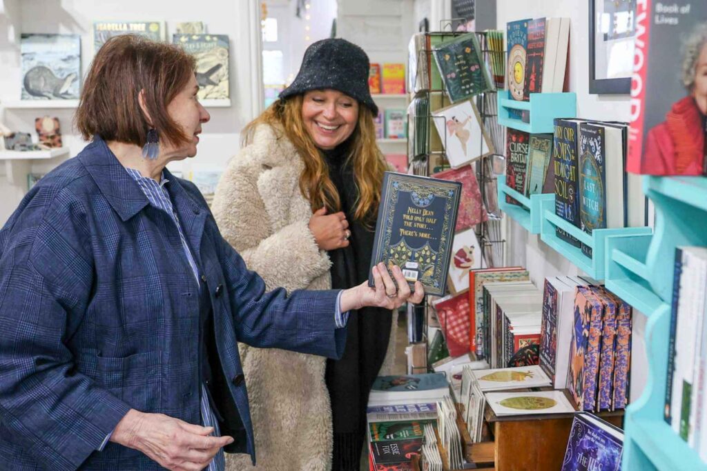 Uavhengig bokhandel i Haworth med fokus p&aring; kvinnelige forfattere. Jeg f&aring;r anbefalt en bok. 