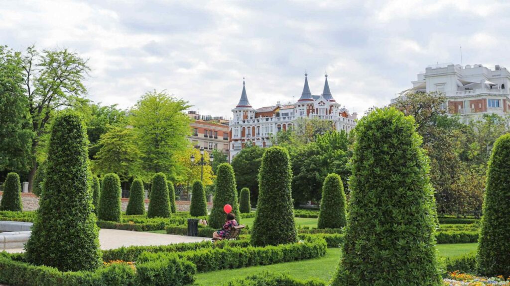 Retino parken i Madrid omgitt av klassisk arkitektur og et must p&aring; storbyferie
