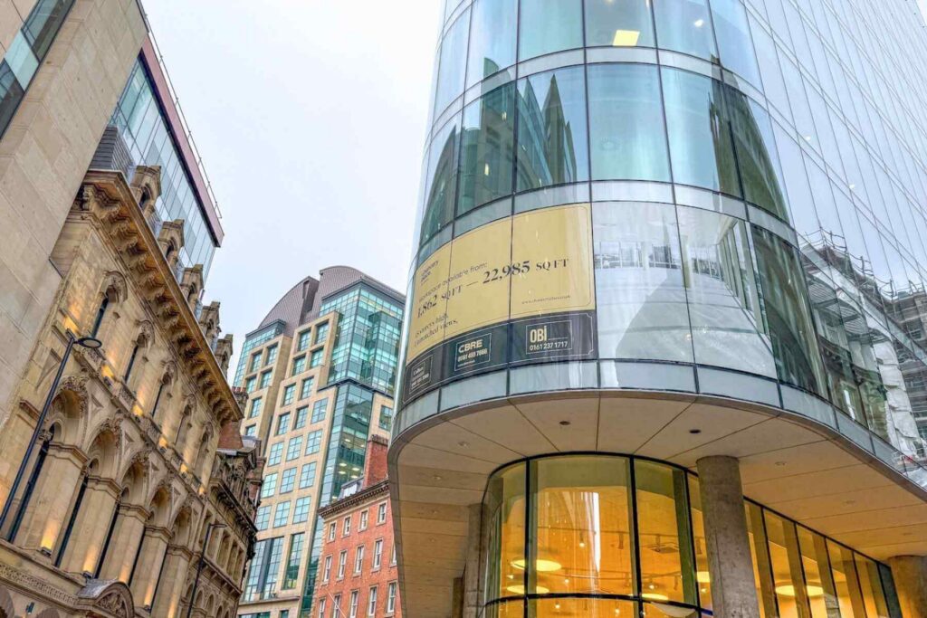 King Street Townhouse Manchester til venstre omgitt av lekre eldre og moderne bygg