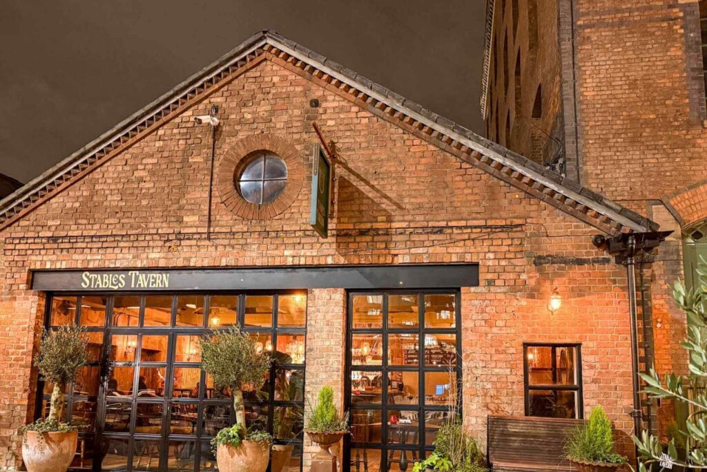 Stables Tavern med klassisk mursteinsfasade.