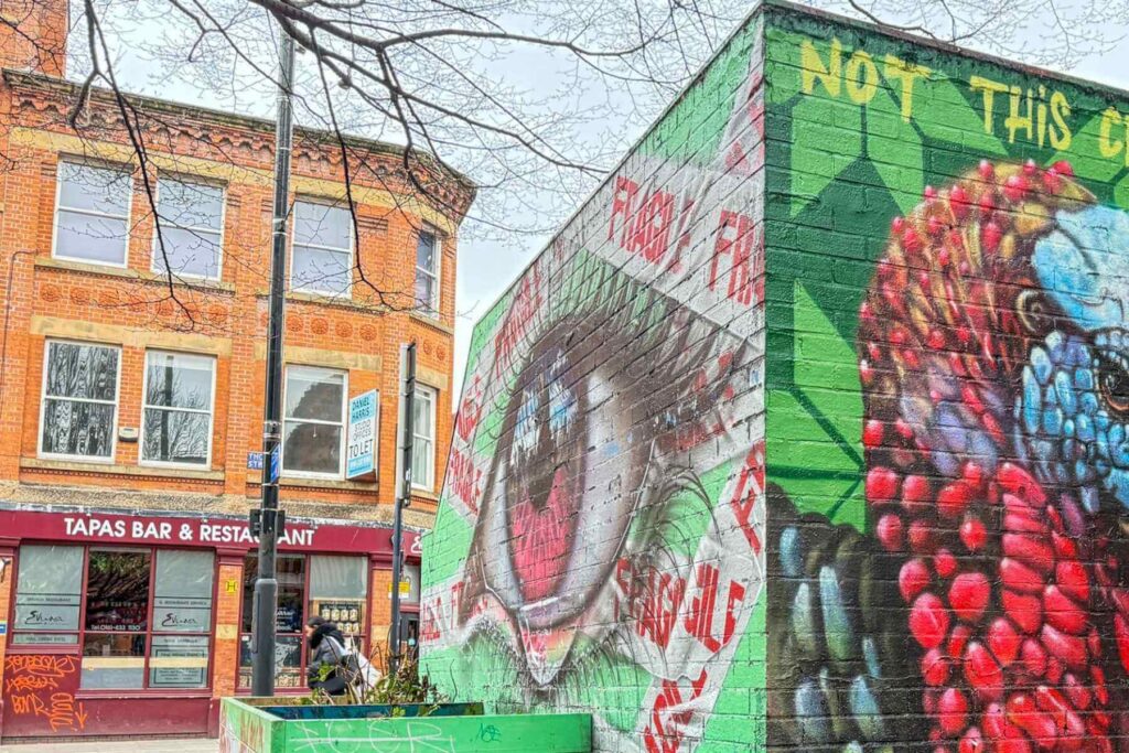 Fargerik street art i Northern Quarter i Manchester
