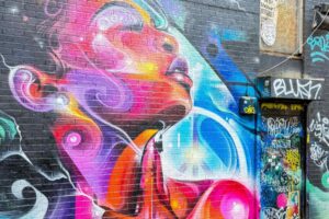 Fargerik streetart på murvegg i North Quarter.