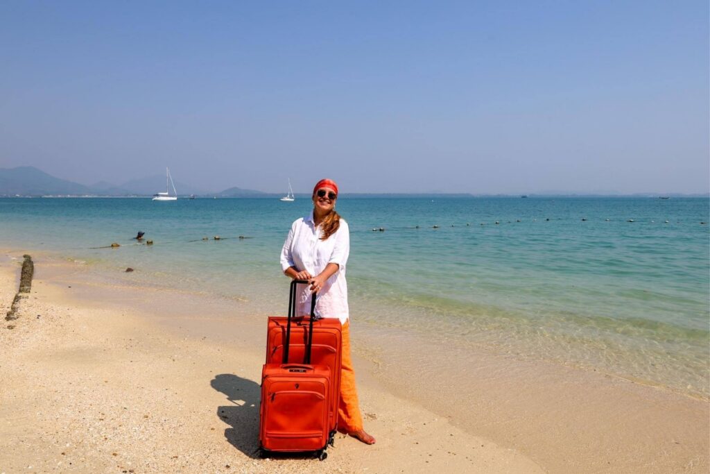 Stor koffert og kabinkoffert på strandferie