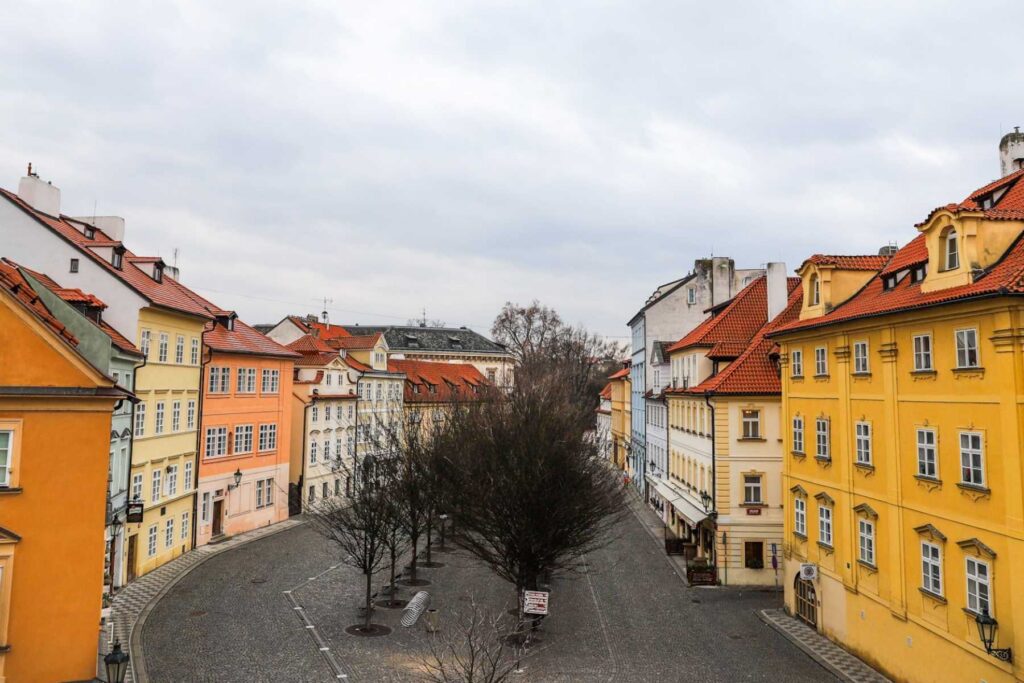 Historiske hus og brosteinsgater i Malá Strana.