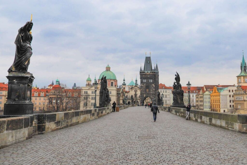 Karlsbroen i Praha med utsikt mot gamlebyen og historiske tårn
