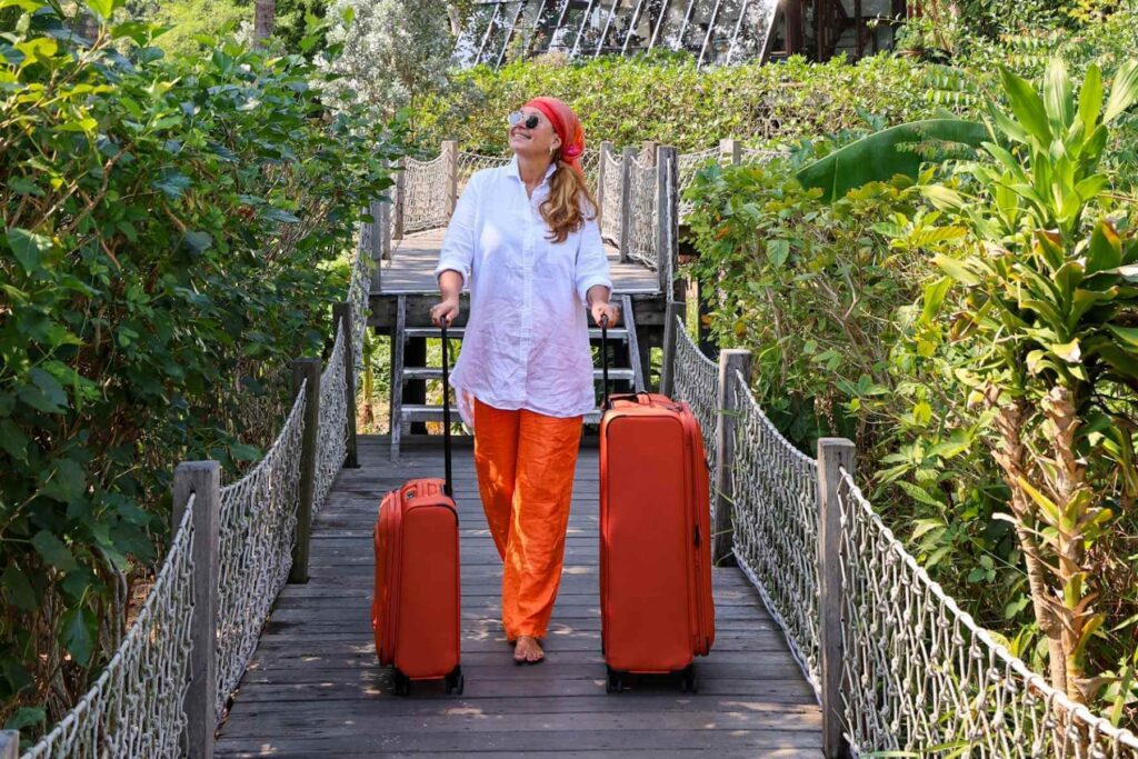 Reise langt med stor koffert og kabinkoffert p&aring; langtur til eksotisk reisem&aring;l 