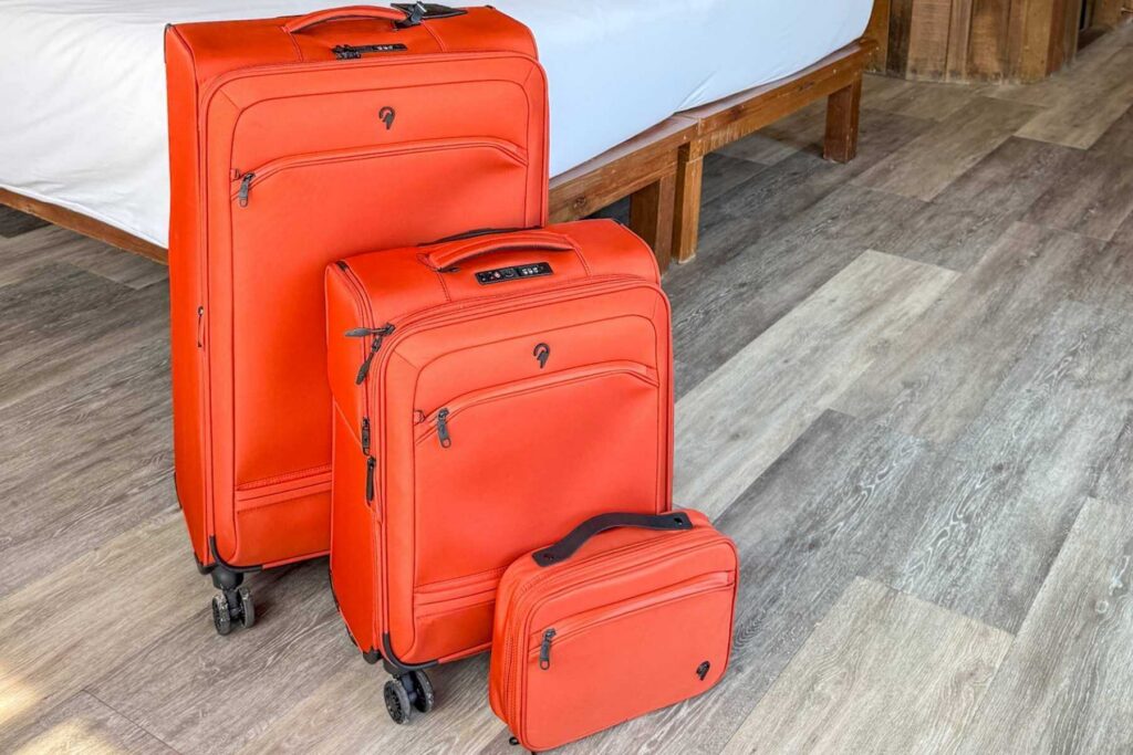 Stor koffert, kabinkoffert og toalettmappe ii samme serie til langreise