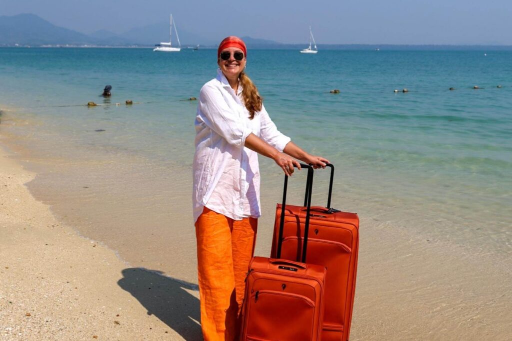 Stor koffert og kabinkoffert p&aring; strandferie