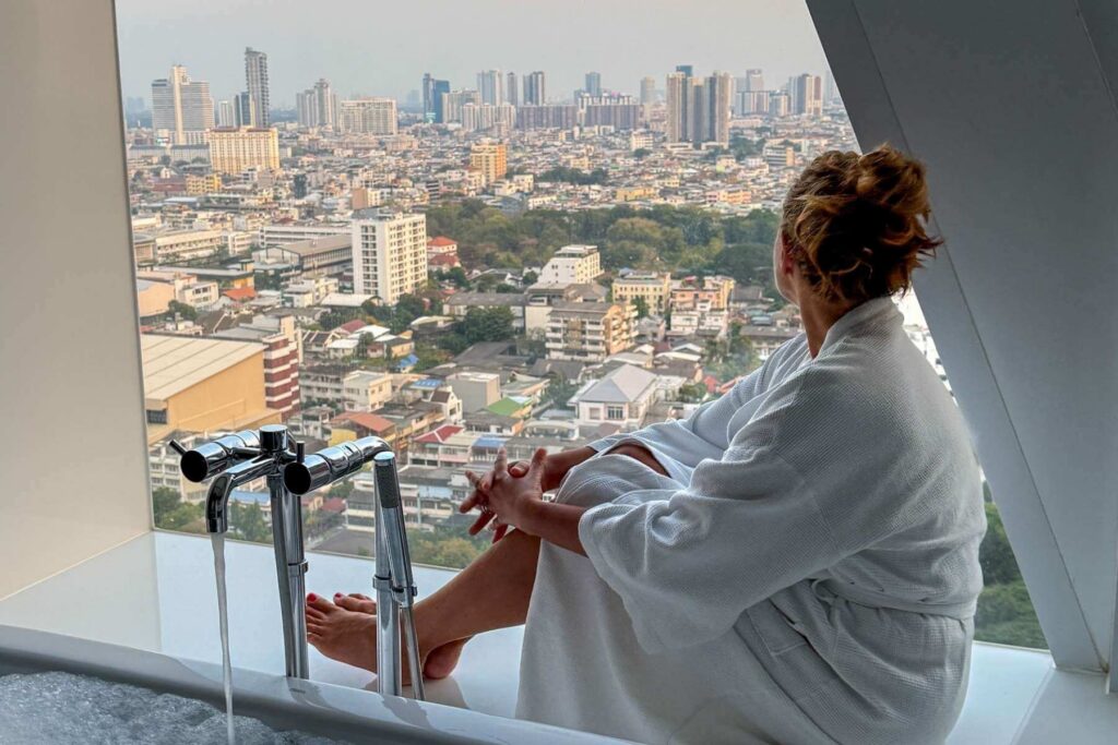 Utsikt fra vindu på bad hotell Bangkok
