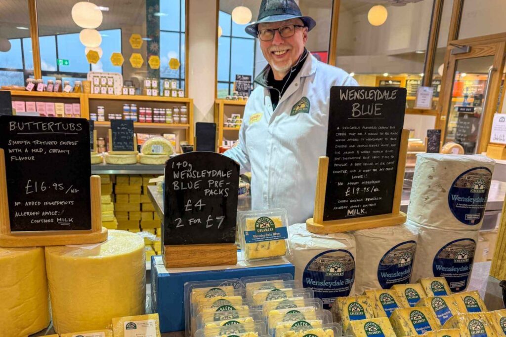 Wenseydale Cheese Creamery i Hawes. Her f&aring;r du smakspr&oslash;ver p&aring; den ikoniske osten. 
