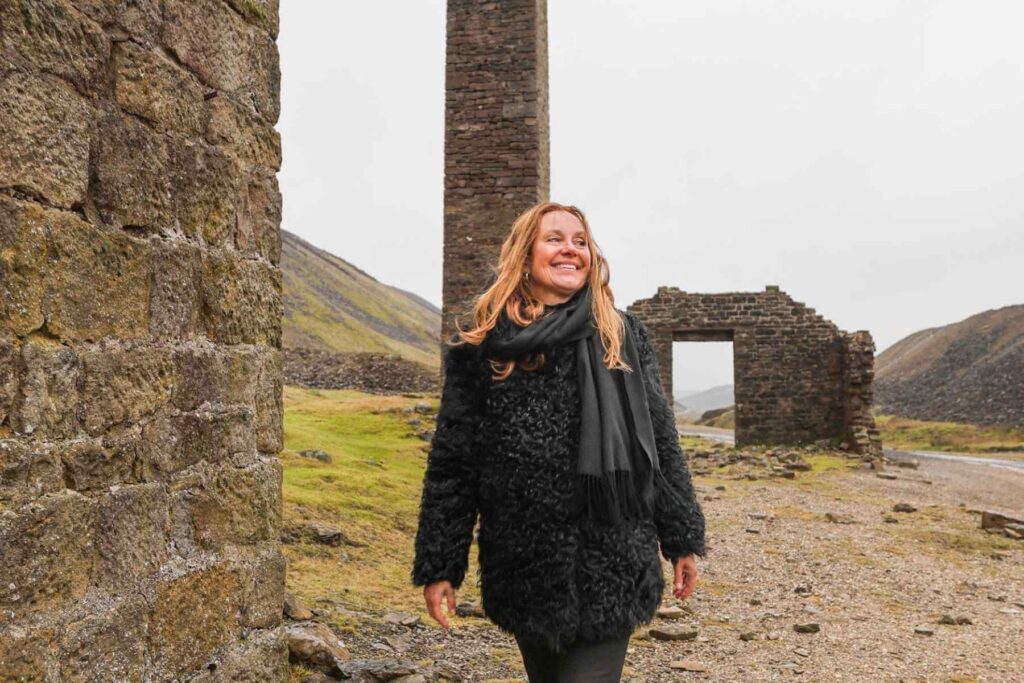 Ruin i Yorkshire Dales omgitt av åpne hedelandskap