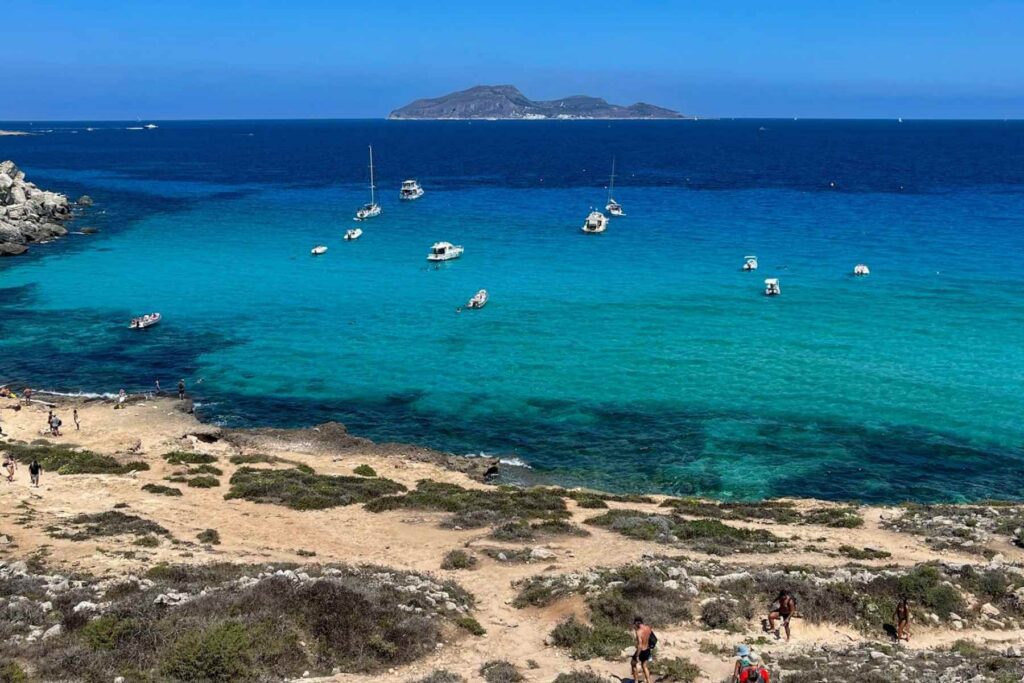 Krystallklart turkis hav langs kysten i S&oslash;r-Italia