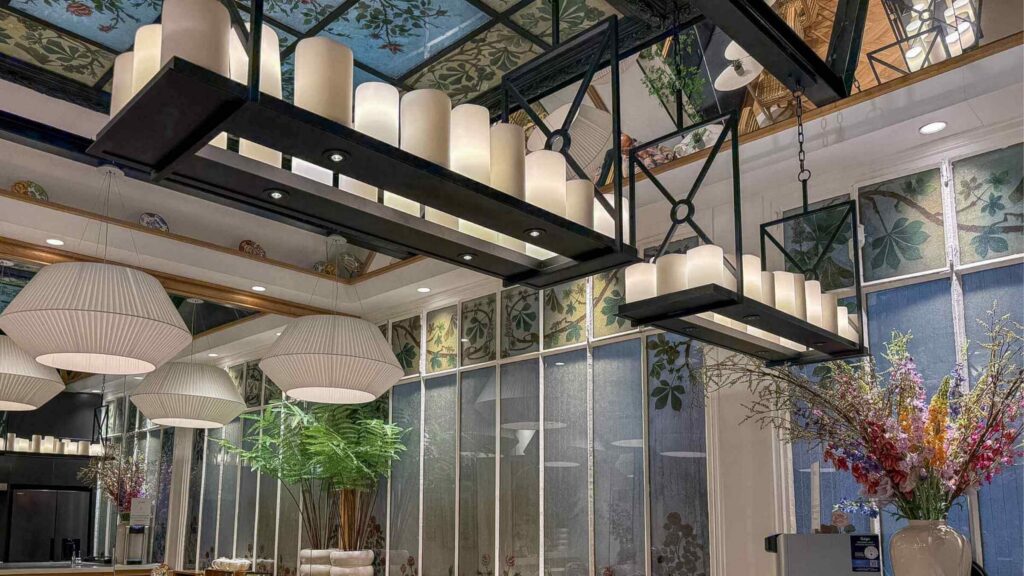 Restauranten Solly Hotel Marais er delikat dekorert med blomster, hvite lys og hvite lamper. 