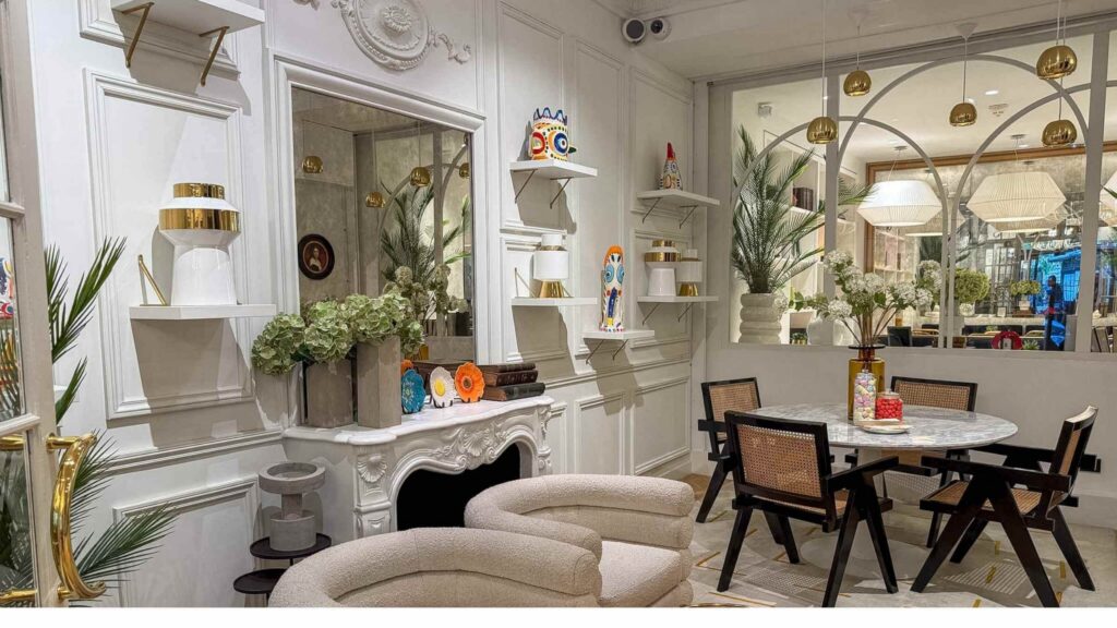 Fellesrom med arbeidsplass og sitteplass. Lyst og trivelig i hvitt med fargerike detaljer. 