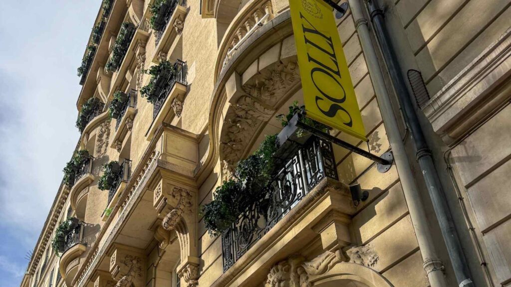 Fasaden på hotel Solly ved Marais i Paris.