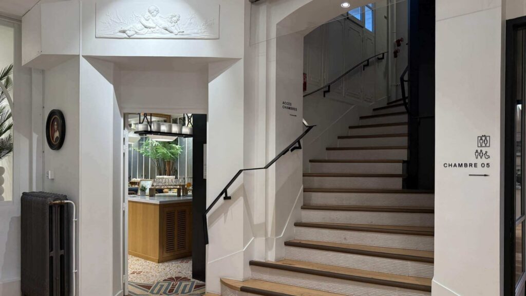 Trapp fra resepsjon til rommene p&aring; boutiquehotellet ved Marais. 