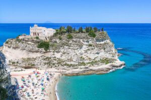 Tropea i Calabria med Santa Maria dell’Isola på klippen over det turkise Tyrrenhavet