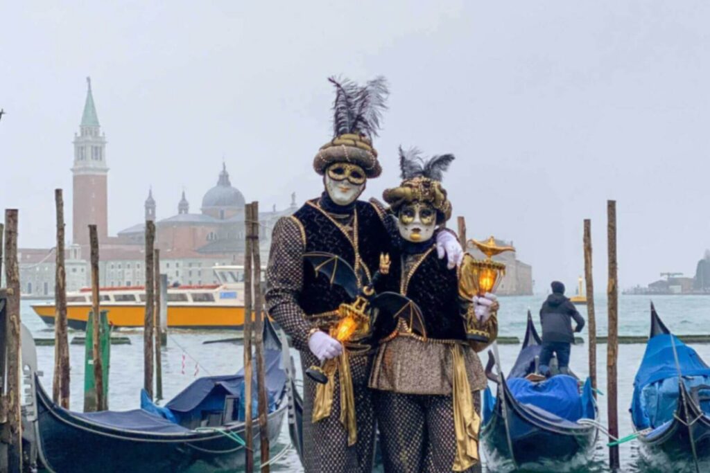Karneval i Venezia med masker og gondoler ved Canal Grande