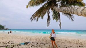 Dame på Anse Georgette stranden på Praslin.