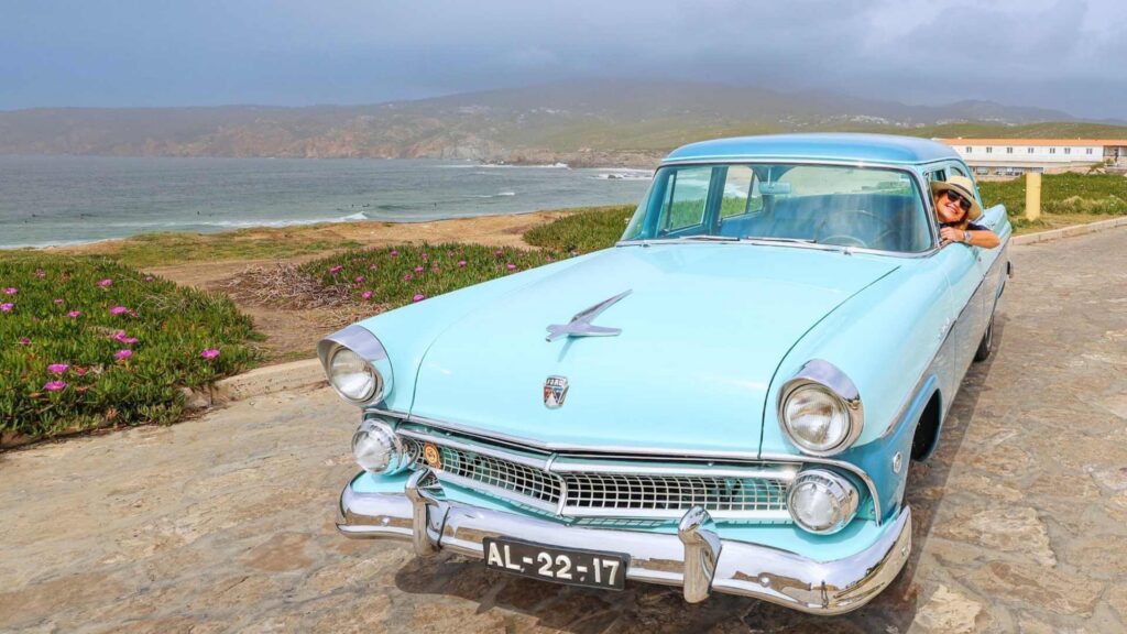 Vintage bil langs kysten ved Cascais med utsikt mot Atlanterhavet
