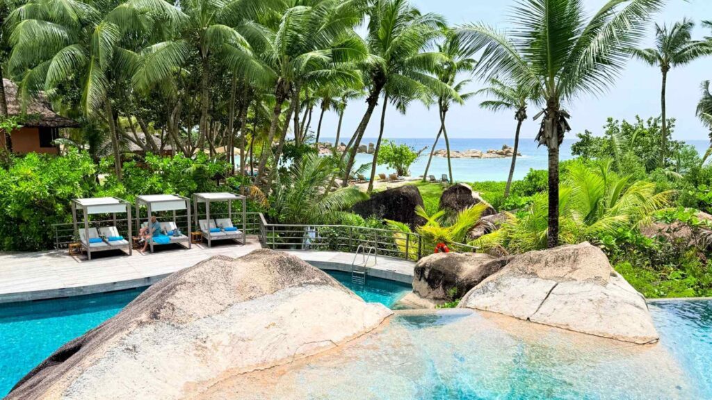 Basseng omgitt av tropisk vegetasjon på Constance Lemuria på Seychellene.