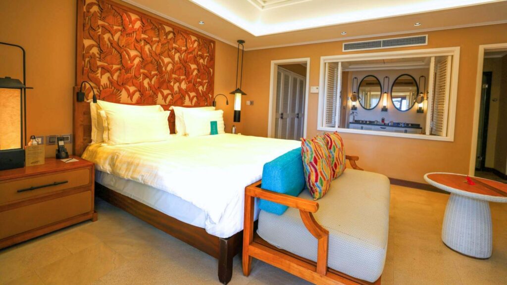 Hotellrom i varme farger på Praslin fem stjerners luksushotell i elegant stil.