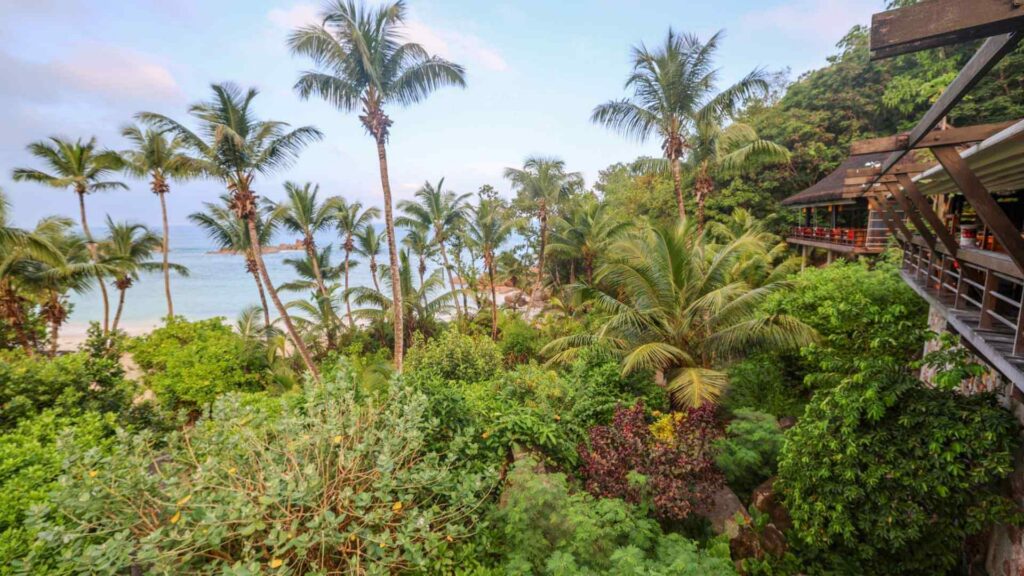 Constance Lemuria på Seychellene er omgitt av tropisk skog og hav.