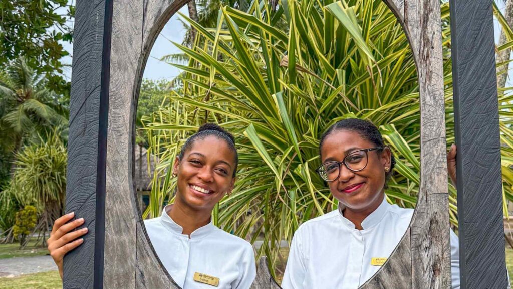 To smilende ansatte på Constance Lemuria Seychellene.