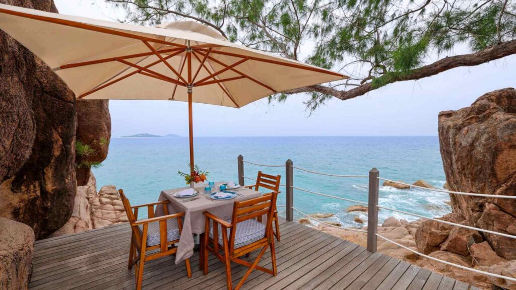 Restaurant med utsikt over havet på Praslin Seychellene.