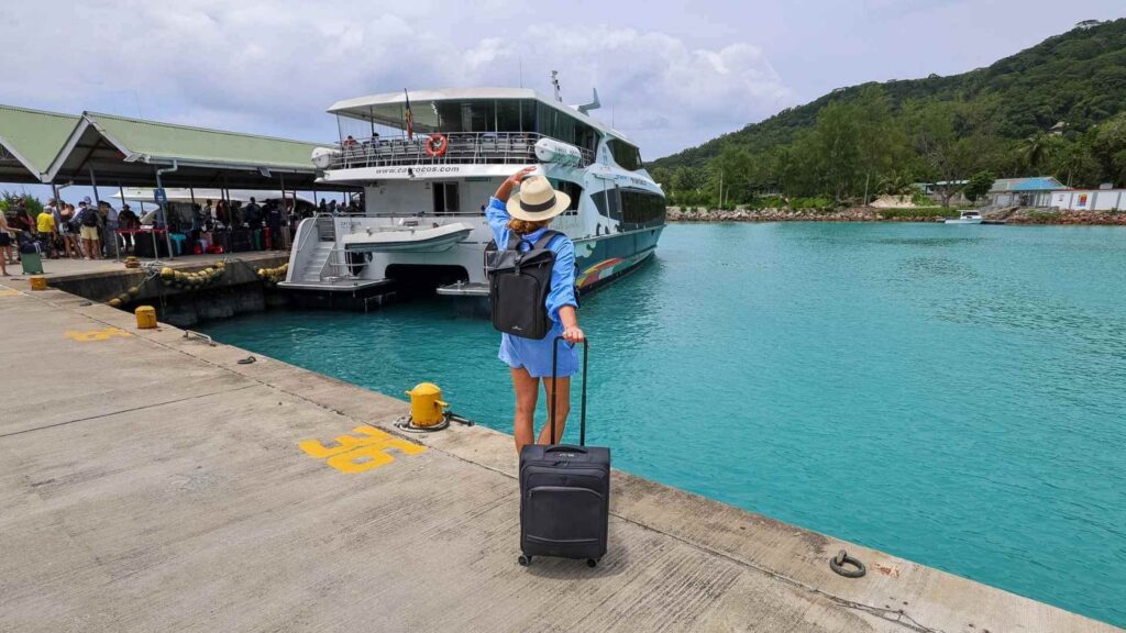 Reise med h&aring;ndbagasje - kabinkoffert og sekk. 