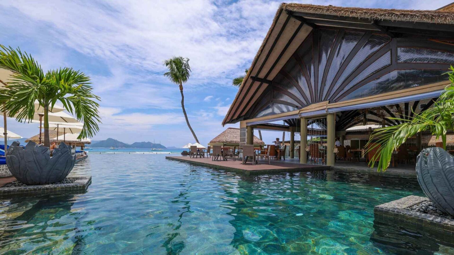 Infinity-pool og restaurant på Le Domaine de L’Orangeraie på La Digue på Seychellene
