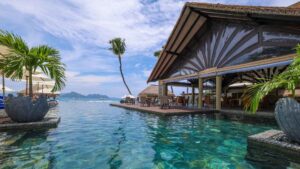 Infinity-pool og restaurant på Le Domaine de L’Orangeraie på La Digue på Seychellene